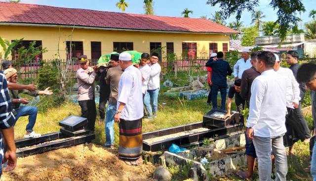Kapolsek Idi Rayeuk Melayat dan Antar Jenazah Warga hingga ke Pemakaman