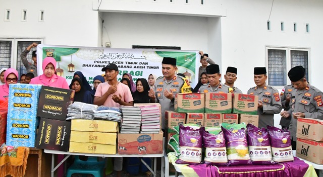 Ramadhan Jadi Momentum Berbagi, Kapolres Aceh Timur Bantu Warga Huntara Idi