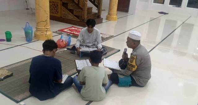 Usai Sholat Tarawih, Bhabinkamtibmas Polsek Peureulak Tadarusan Bersama Remaja Paya Meuligou