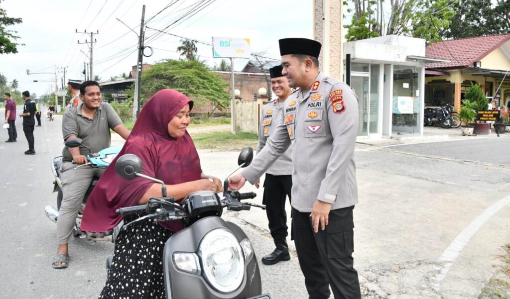 200 Paket Takjil Dibagikan Polres Aceh Timur untuk Pengguna Jalan