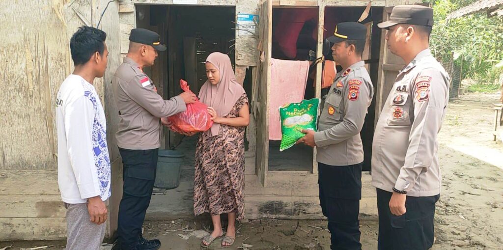 Kapolsek Julok Salurkan Logistik Bantuan Kapolri Kepada Warga Terdampak Banjir