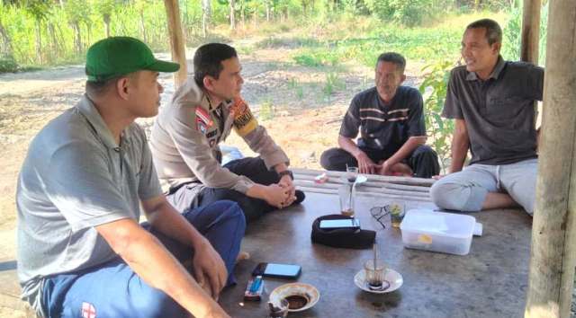 Sambang Intensif, Kanit Binmas Polsek Madat Perkuat Komunikasi dengan Warga