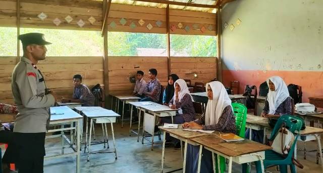 Dari Patroli ke Edukasi: Kanit Binmas Polsek Idi Tunong Jadi Jembatan Pelajar ke Dunia Digital
