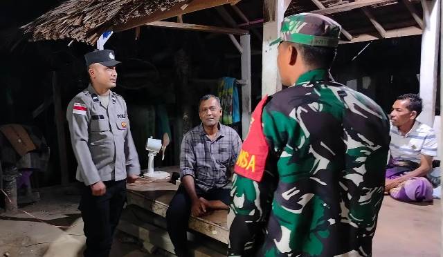Kompak Jaga Wilayah di Malam Hari, Personel Polsek Darul Aman dan Koramil 06 Gelar Patroli