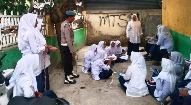 Polsek Julok Perkuat Disiplin Pelajar Lewat Program Polisi Sahabat Anak