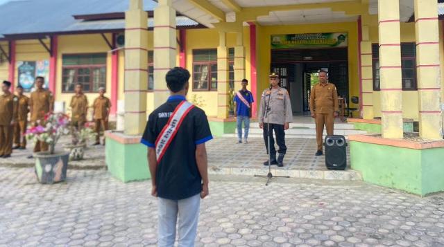 “Saweu Sikula” Kanitbhabinkamtibmas Satbinmas Polres Aceh Timur Jadi Pembina Upacara di SMK Negeri 1 Peureulak