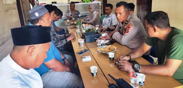 Silaturahmi Kapolsek Peureulak Barat dengan Keuchik, Perkuat Sinergi Jaga Kamtibmas