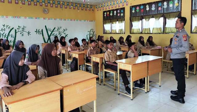 Tingkatkan Pemahaman Digital, Kanit Binmas Polsek Peureulak Barat Kenalkan E-Learning ke Pelajar