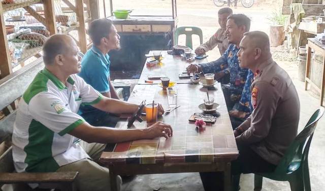 Warung Kopi Jadi Ruang Dialog, Kapolsek Idi Tunong Tampung Informasi Kamtibmas