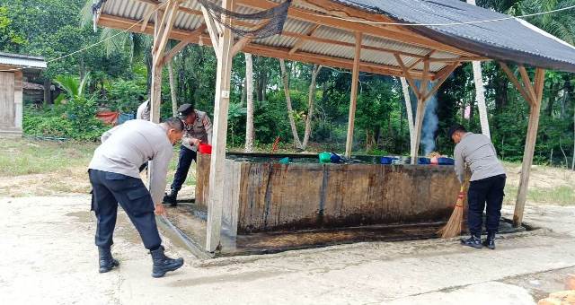 Bakti Religi HUT Bhayangkara Ke-80, Polsek Idi Rayeuk Bersama Warga Bersihkan Masjid