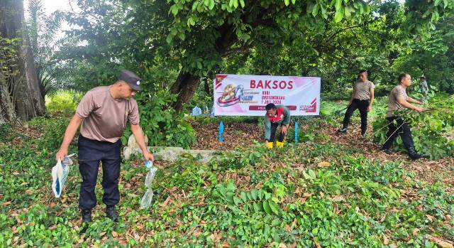Bakti Sosial HUT Bhayangkara Ke-80, Polsek Peudawa Rawat Makam sebagai Wujud Kepedulian