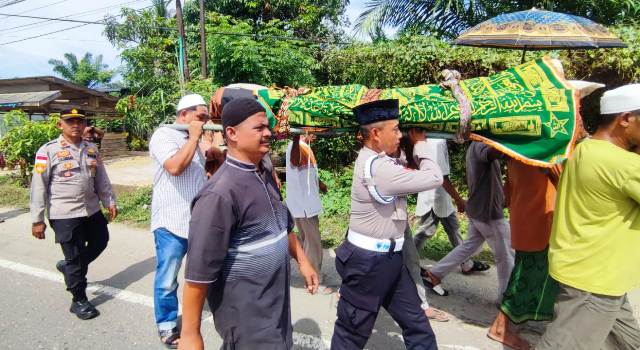 Hadir Bukan Sekadar Bertugas, Kapolsek Peureulak Barat Antar Jenazah Warga ke Pemakaman