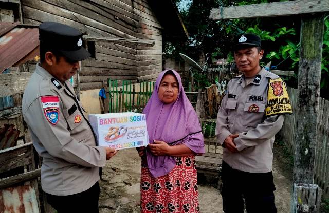Hari Bhayangkara Ke-80, Polsek Indra Makmu Tebar Kepedulian Lewat Bantuan Sosial