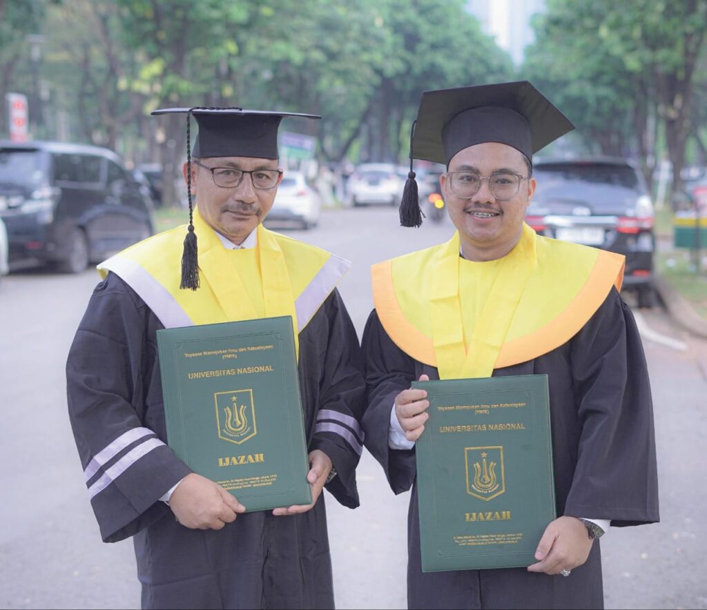 Wisuda di JCC, Haji Uma Raih Gelar Magister Ilmu Politik, Putranya Lulus Sarjana Ilmu Komunikasi