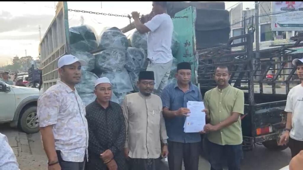 35 Mesjid di Aceh Timur Terima Sajadah dari Hj Aisyah Kak iin DPRA
