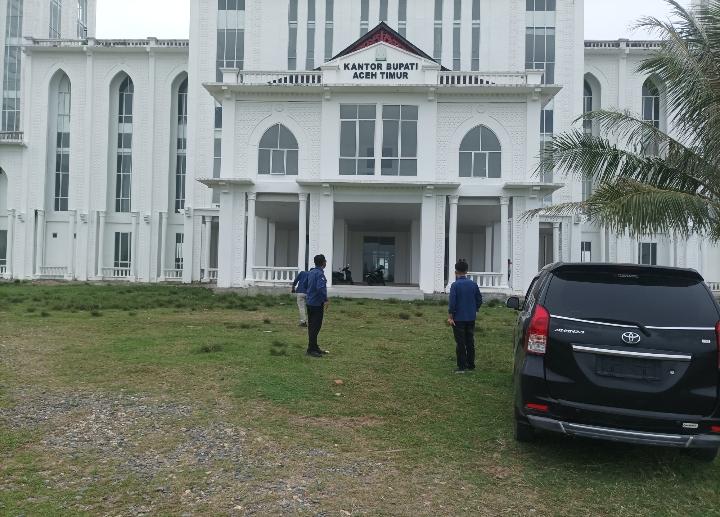 Tim Pidsus Kejari Aceh Timur Terpantau di Kantor Bupati, Bangunan Megah Masih Kosong