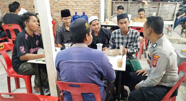 Mengedepankan Dialog, Bhabinkamtibmas Polsek Peureulak Barat Hadir di Tengah Warga Lewat Patroli Malam
