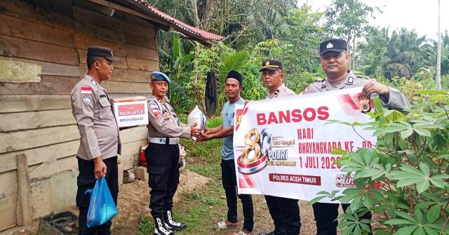 Merajut Kepedulian di Hari Bhayangkara Ke-80, Polsek Peureulak Barat Salurkan Bantuan Sosial kepada Warga