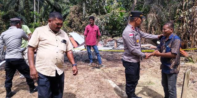 Polri Hadir di Tengah Musibah, Kapolsek Idi Tunong Salurkan Bantuan untuk Korban Kebakaran