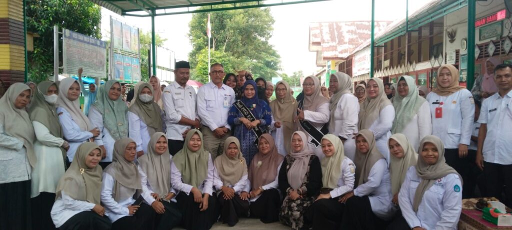 Ny. Dr. Lismawani Iskandar Al-Farlaky, Kunjungi SD N 1 Idi