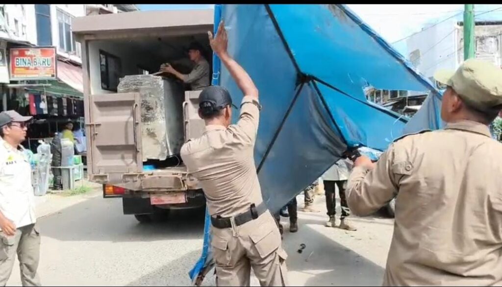 Abaikan Teguran, Lapak PKL di Badan Jalan Pasar Idi Rayeuk Dibongkar Tim Gabungan