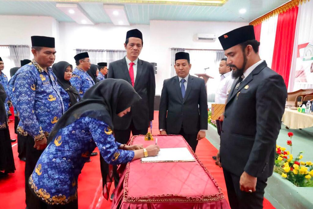 Bupati Al-Farlaky Lantik 21 Kepsek dan 8 Kapus Di Lingkungan Pemkab Atim
