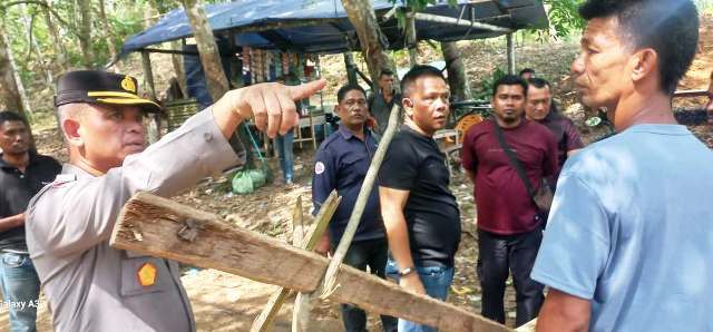 Polres Aceh Timur Amankan Lokasi Kebakaran Penampungan Minyak Tradisional di Darul Ihsan