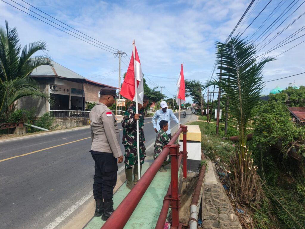 Polsek dan Koramil Peureulak Barat Perkuat Semangat Kebangsaan Lewat Pemasangan Bendera Merah Putih