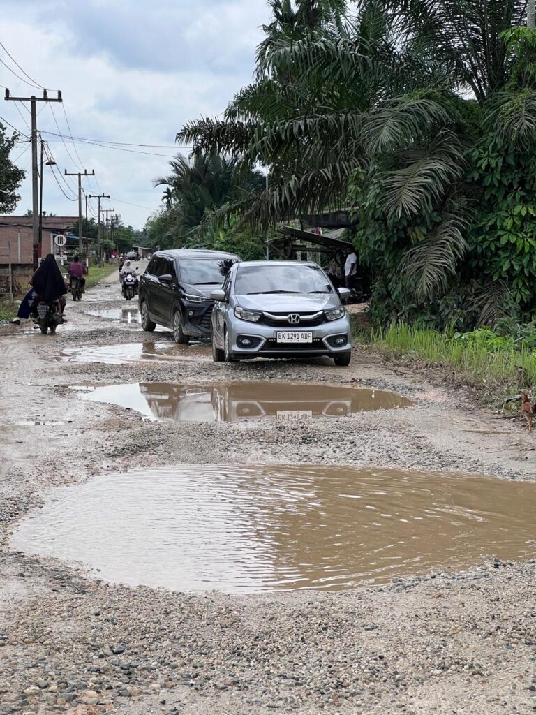 Jalan Penghubung Tiga Kecamatan di Aceh Timur Rusak Parah, Warga : Kami Kewalahan ke Kota