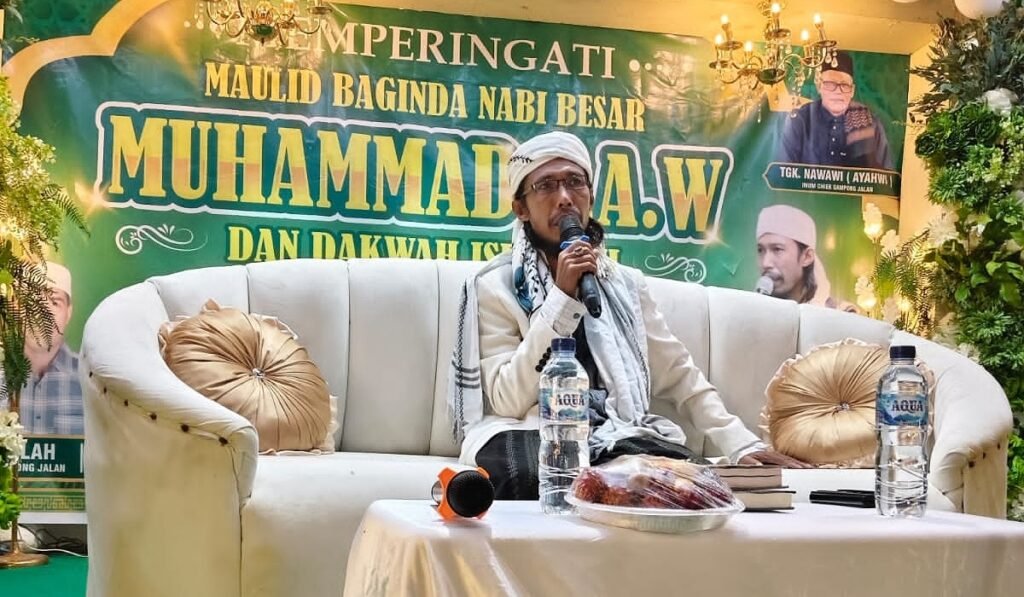 Abiya Jeunieb Isi Tausiah di Gampong Jalan Peringati Maulid Nabi Muhammad SAW 1448 H