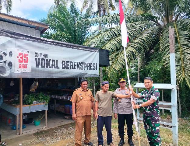 Muspika Darul Aman Bersinergi Sambut HUT RI Ke-81 Lewat Gerakan Pembagian Bendera Merah Putih