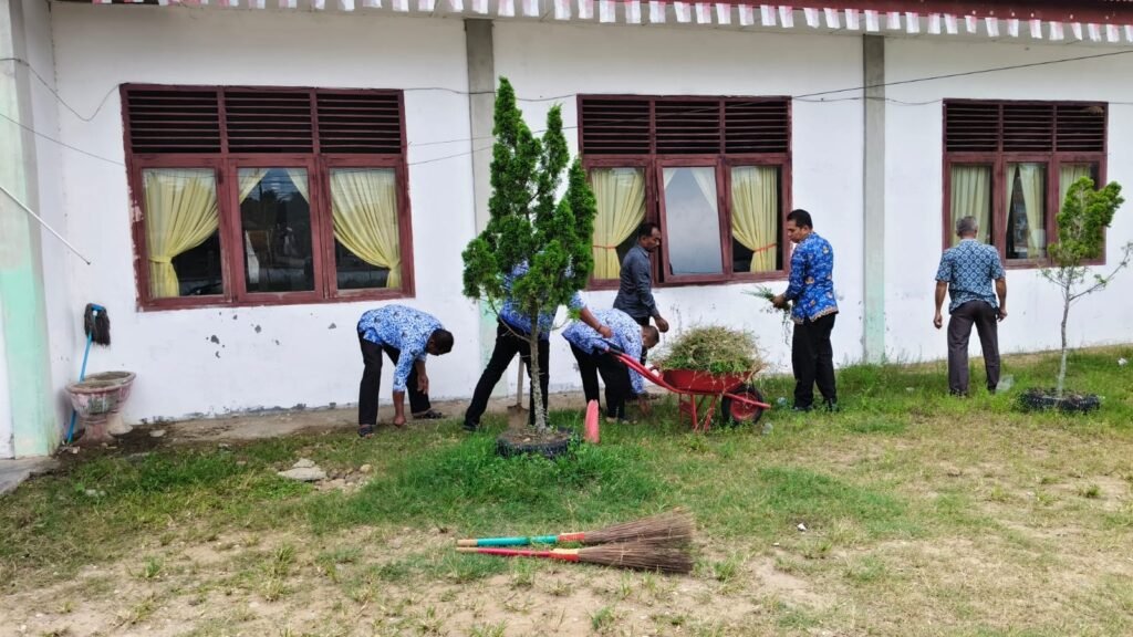 Camat Peudawa Ajak Seluruh Pegawai Gotong Royong Bersihkan Kantor