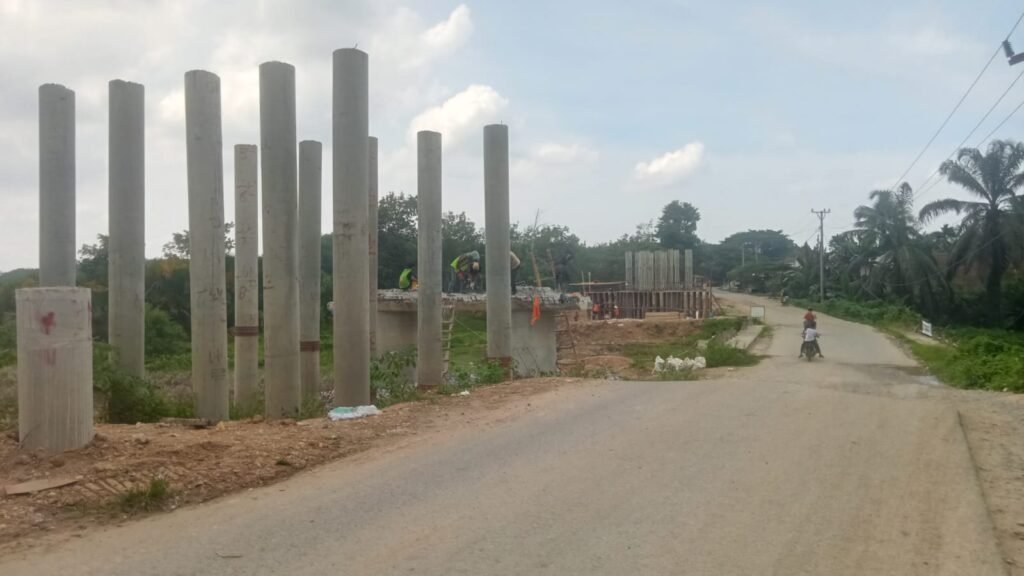 Beton Jembatan Alue Geunteng dibobok: PPTK Sebut Tidak Sesuai Spesifikasi.