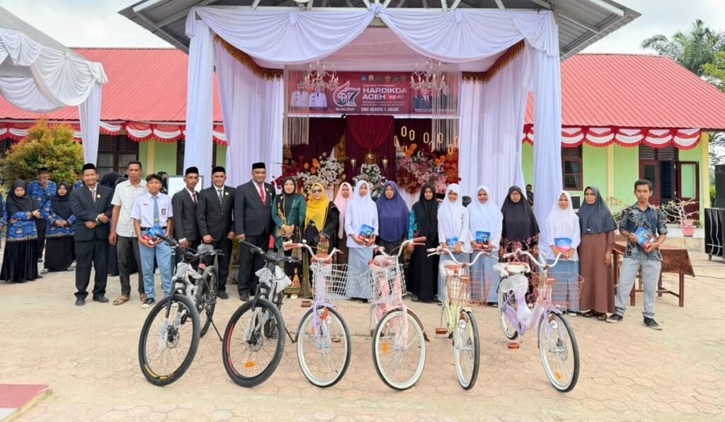 Momen Hardikda, Kacabdisdik Aceh Timur Serahkan 6 Unit Sepeda Bagi Siswa Kurang Mampu