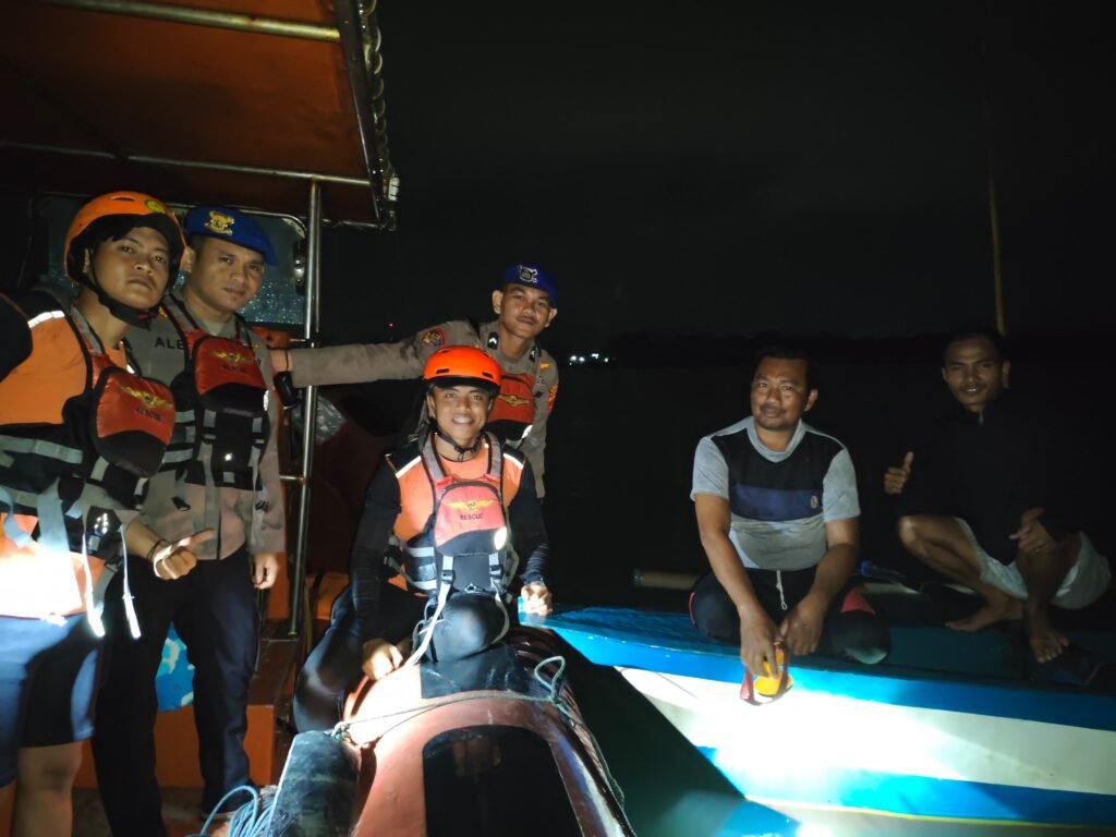 Satpolairud Polres Simeulue dan Tim SAR Berhasil Evakuasi Nelayan Mati Mesin Kapal